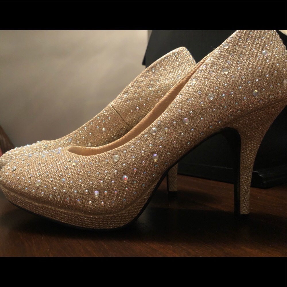 Sparkly Soft Gold Heels 💕💋